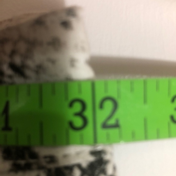 - Womens White/Grey stretchy Capris Post. LikeNEW 11 - Picture 3 of 6